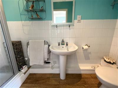 EN-SUITE SHOWER ROOM